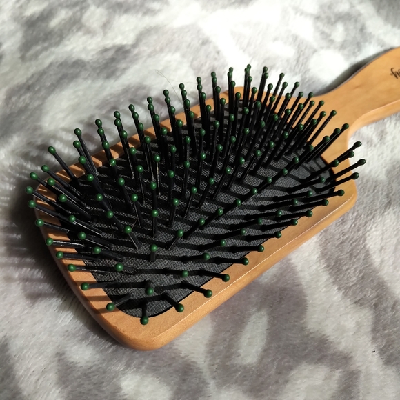 NWOT Wood handle paddle hair brush comb - Picture 3 of 3